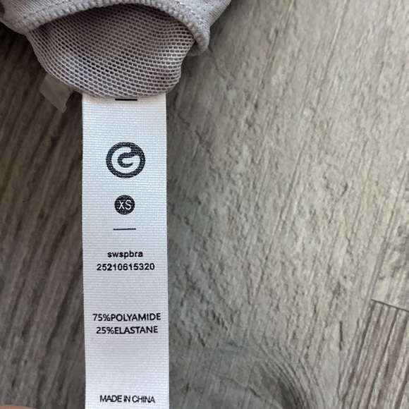 Light purple cropped exercise top with built in bra. - Picture 4 of 4